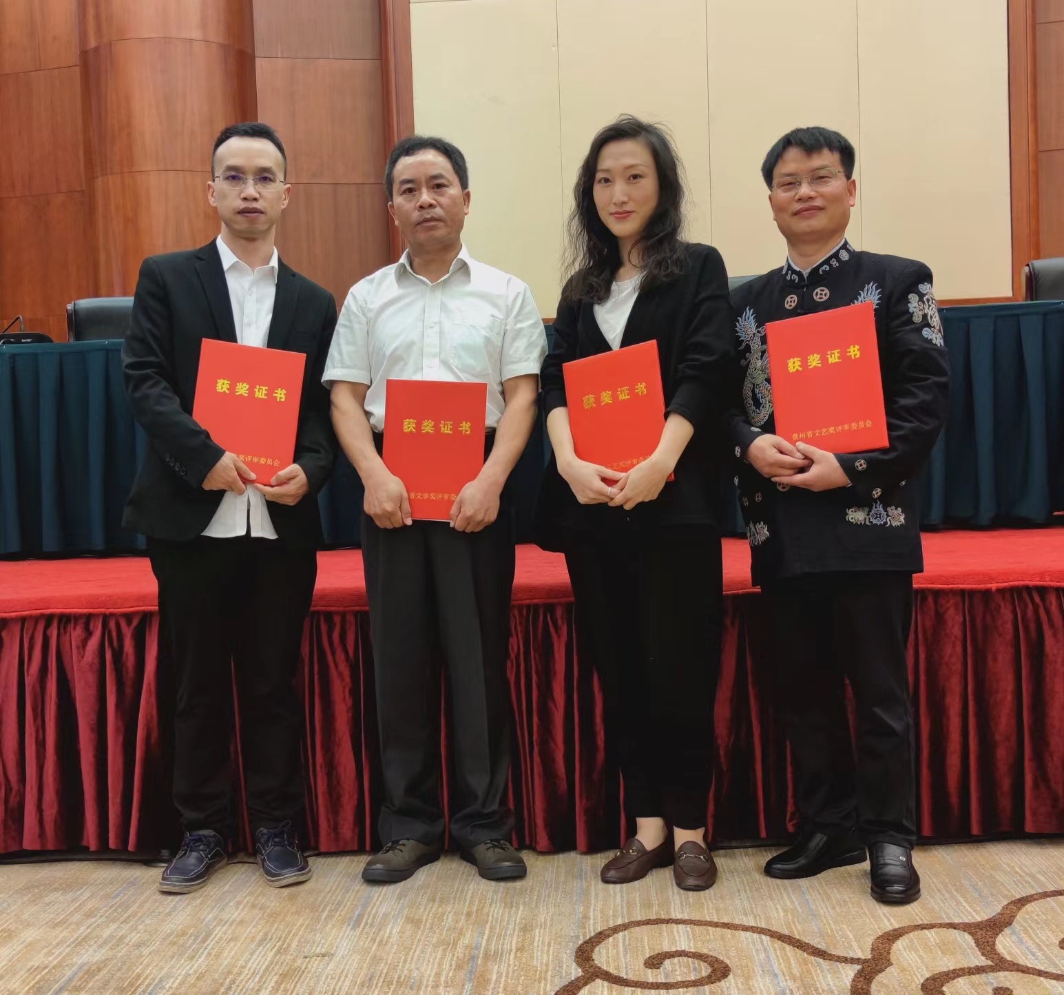 “首屆貴州省文學獎”獲得者楊啟剛（左二），“第八屆貴州省文藝獎”獲得者吳英文（左一）和蒙耀遠（右一）。（2022年5月7日）