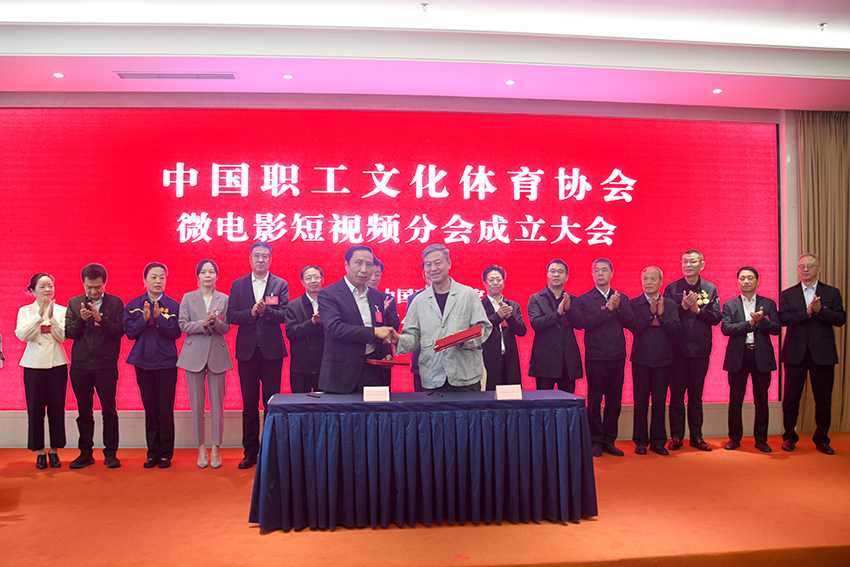梁鴻鷹簽約
