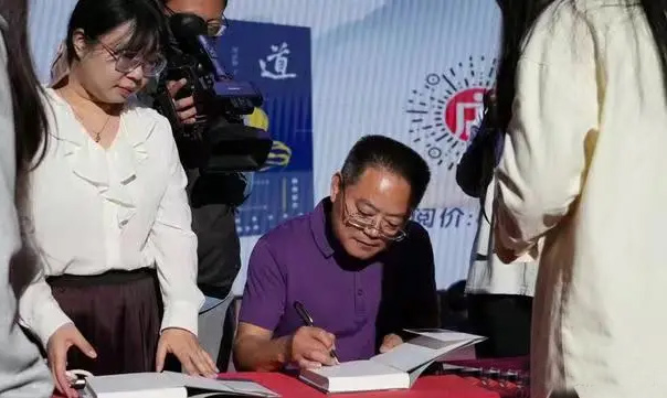 何正權簽名售書