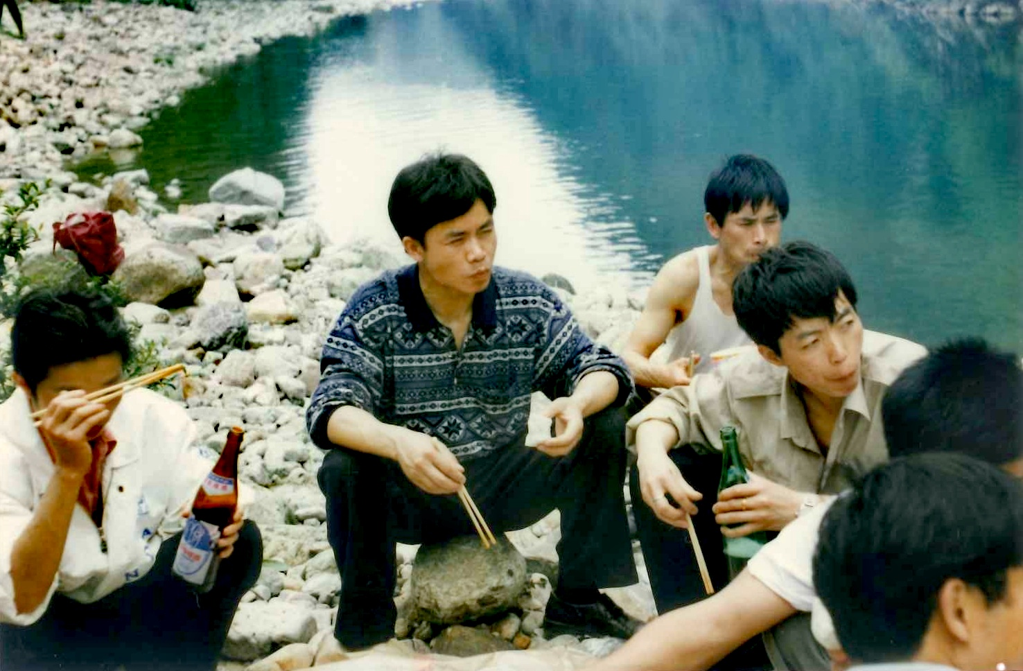1990年代與文友去春游，作者的旁邊穿背心者為李國清。