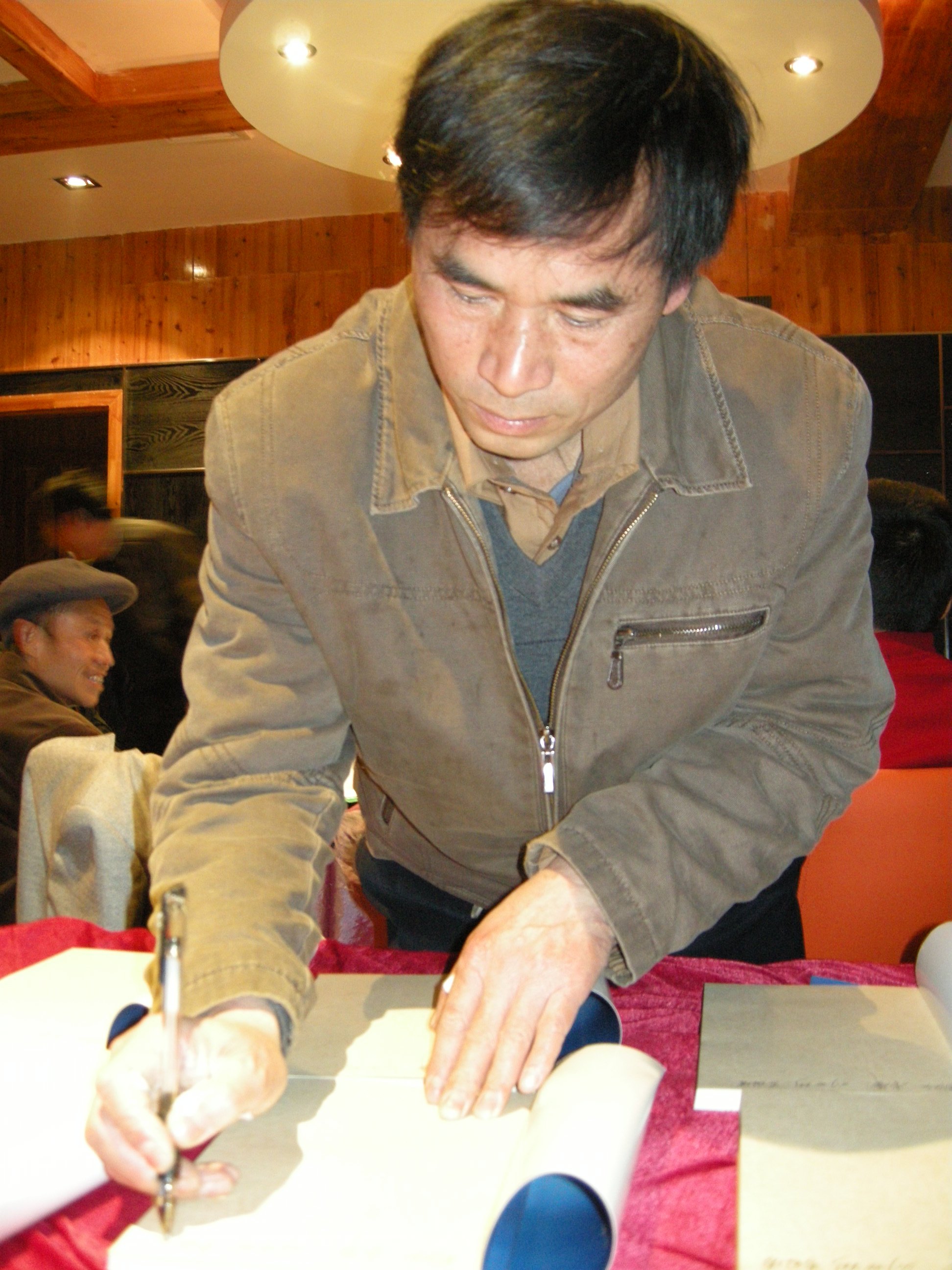 2009年1月14日，李國清在《山魂——貴州省都勻市文學作品選》一書出版首發(fā)式上簽名留念。