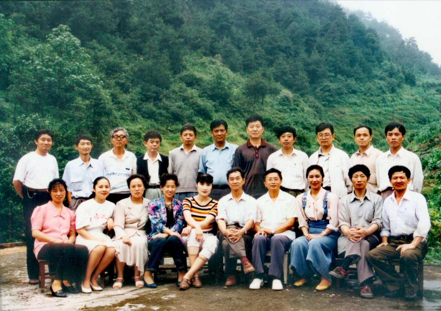 1990年代，都勻文藝界人士的一次集體郊游。后排左三為劉映春老師，右一為作者。