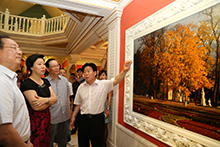 07張桐勝副主席向來賓介紹作品創作經過。